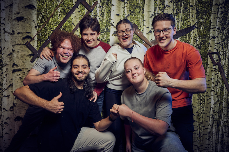 Eine Gruppe junger Menschen jubelt und feuert sich an